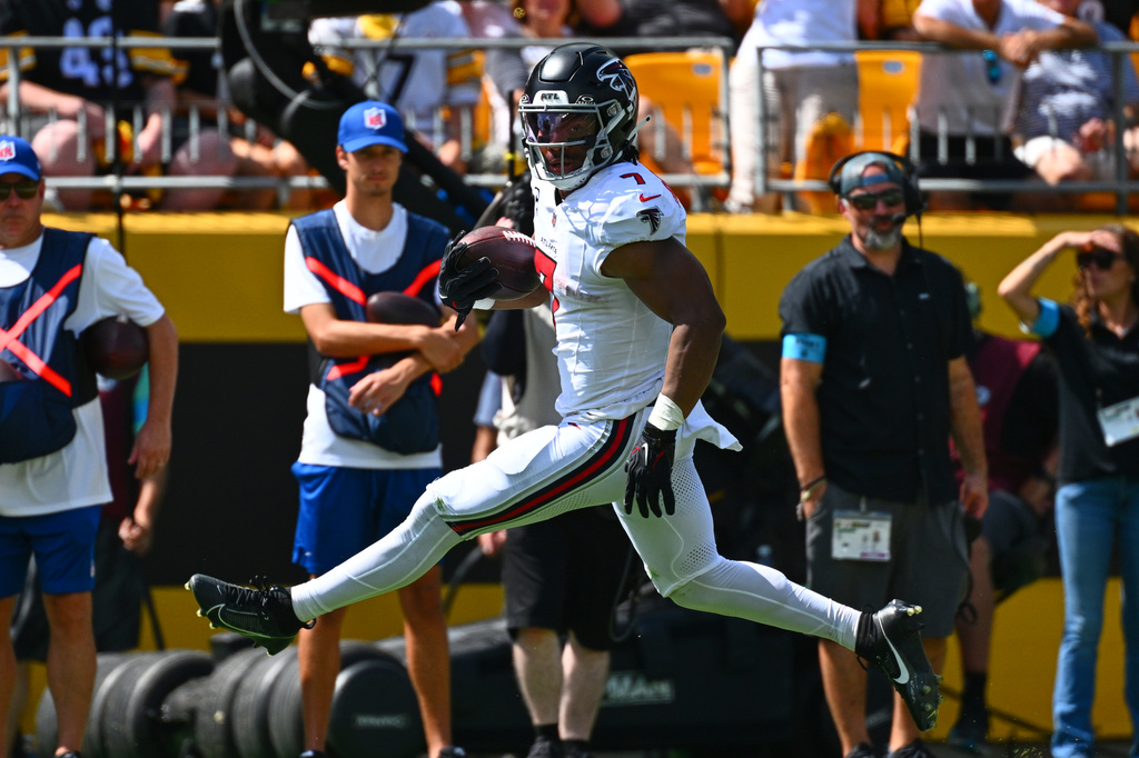 Atlanta Falcons running back Bijan Robinson (7) runs the ball in for a touchdown during an NFL football game against the Pittsburgh Steelers, Sunday, Sept. 13, 2026, in Pittsburgh. (AP Photo/Justin Berl)