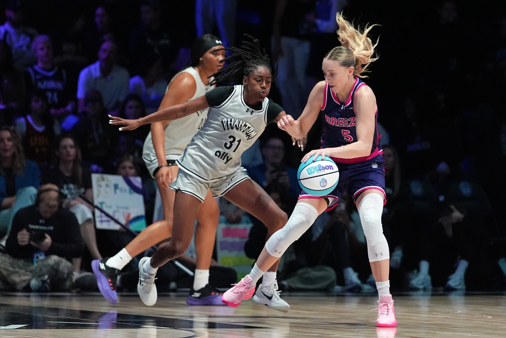Breeze BC guard Paige Bueckers (5) is defended by Phantom BC guard Tiffany Hayes (31) in their Unrivaled 3-on-3 basketball game, Monday, Jan. 5, 2026, in Medley, Fla. (AP Photo/Rebecca Blackwell)