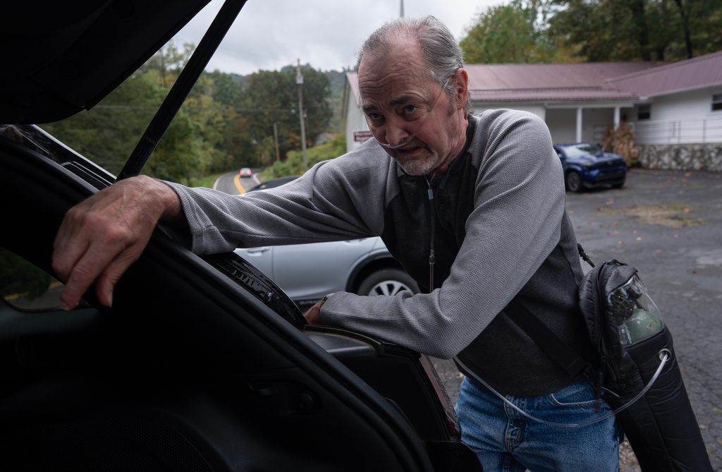 Former coal miner and black lung disease patient Roger James pauses to catch his breath after walking across the parking lot at the Maynor Freewill Baptist Church, Sept. 24, 2025, in Beckley, W.Va. (AP Photo/Carolyn Kaster)