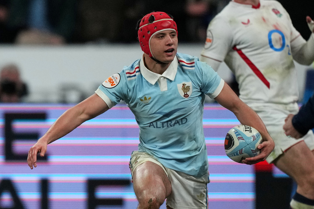 Louis Bielle‑Biarrey of France scores a try during the Six Nations rugby union match between France and England in Saint-Denis, outside Paris, Saturday, March 14, 2026. (AP Photo/Michel Euler)