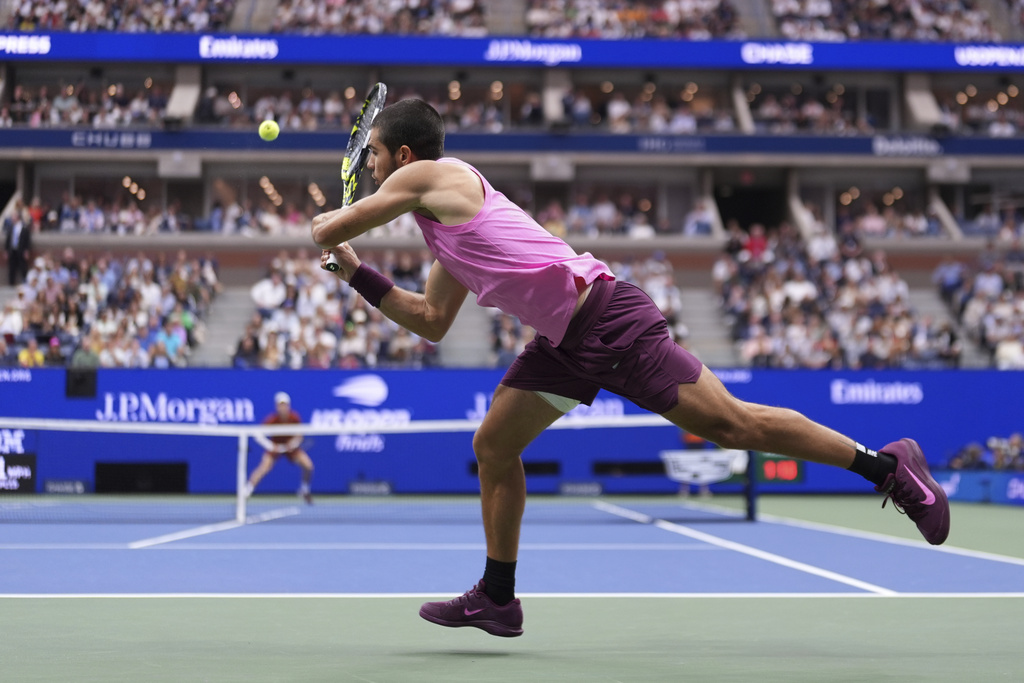 Carlos Alcaraz, of Spain, returns a shot against Jannik Sinner, of Italy, during the men¥s singles final of the U.S. Open tennis championships, Sunday, Sept. 7, 2025, in New York. (AP Photo/Frank Franklin)