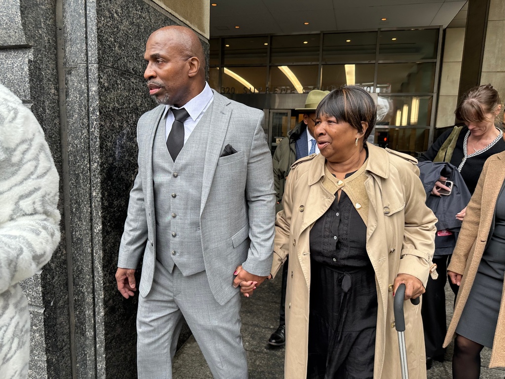 Kenneth Windley, left, leaves a courthouse with his mother, Francina Windley Patterson, in the Brooklyn borough of New York, Monday, March 16, 2026. (AP Photo/Jennifer Peltz)