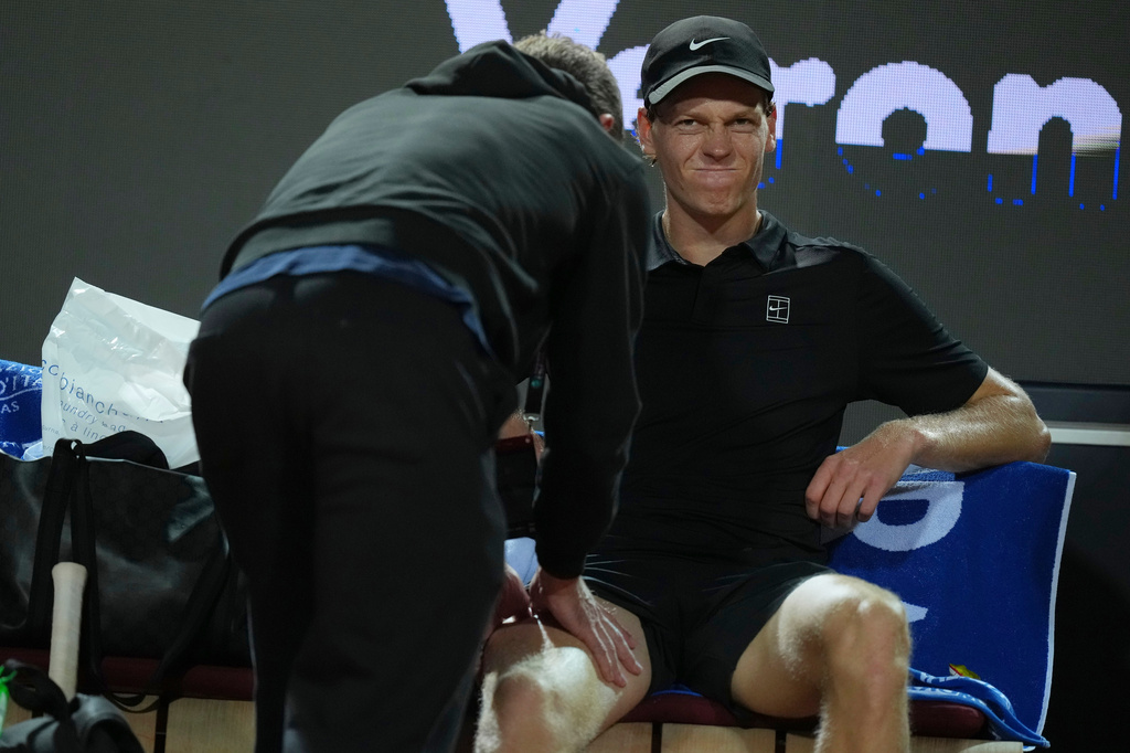 Italy's Jannik Sinner receives medical treatment during a medical timeout during the semifinal match against Daniil Medvedev of Russia, at the Italian Open tennis tournament in Rome, Friday, May 15, 2026. (AP Photo/Andrew Medichini))