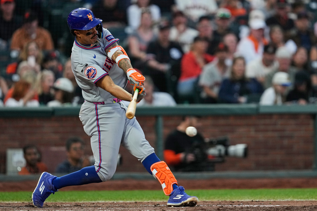 New York Mets’ Mark Vientos hits an RBI single during the fifth inning of a baseball game against the San Francisco Giants, Saturday, April 4, 2026, in San Francisco. (AP Photo/Godofredo A. Vásquez)