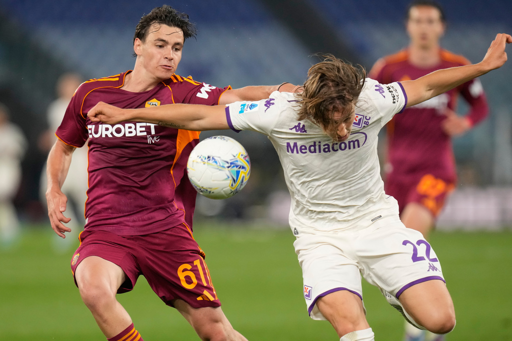 Roma's Niccolo Pisilli, left, challenges for the ball with Fiorentina's Jacopo Fazzini during the Italian Serie A soccer match between Roma and Fiorentina in Rome, Monday, May 4, 2026. (AP Photo/Gregorio Borgia)