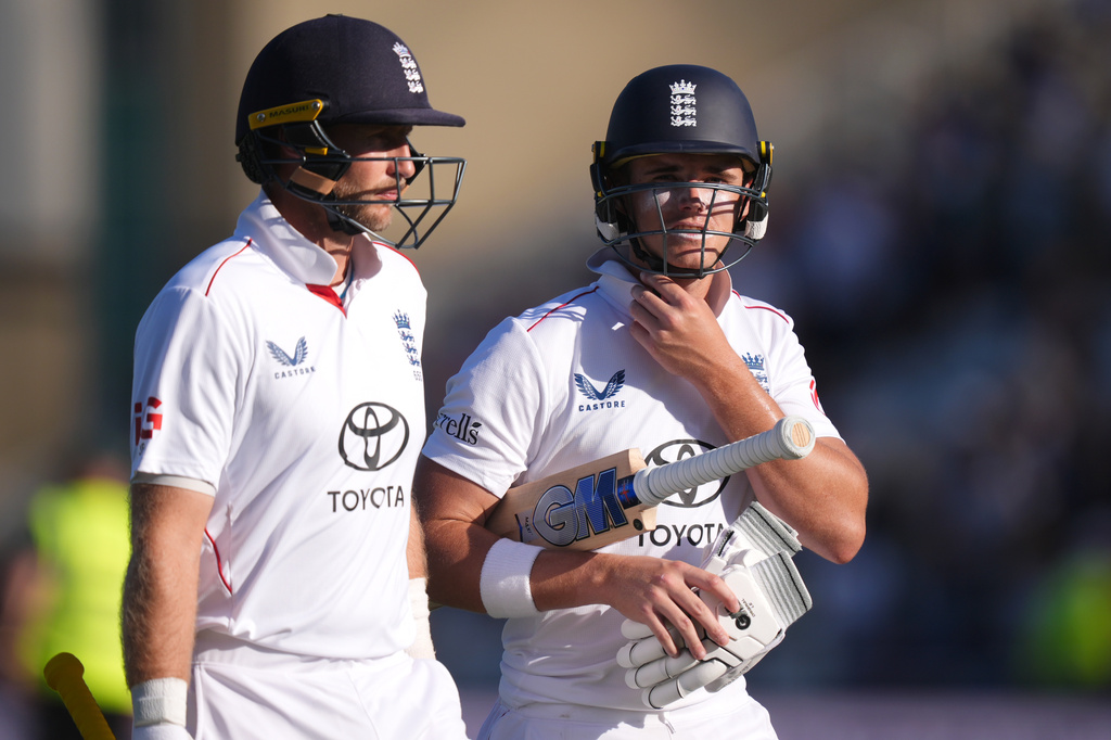 England's Jacob Bethell, right, and Joe Root walk off at the close of play afterduring day two of the Third Rothesay Test at Trent Bridge Cricket Ground, Nottingham, Friday, June 26, 2026. (Mike Egerton/PA via AP)