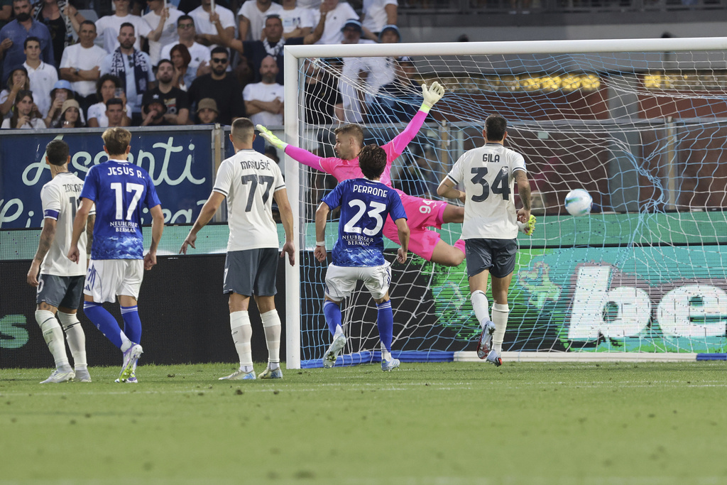 Lazio's goalkeeper Jean Butez, center, fails to save a ball by Como's Nico Paz during a Serie A soccer match between Como and Lazio at the G Sinigaglia Stadium in Como, northern Italy, Sunday, Aug. 24 2025. (Antonio Saia/LaPresse via AP)