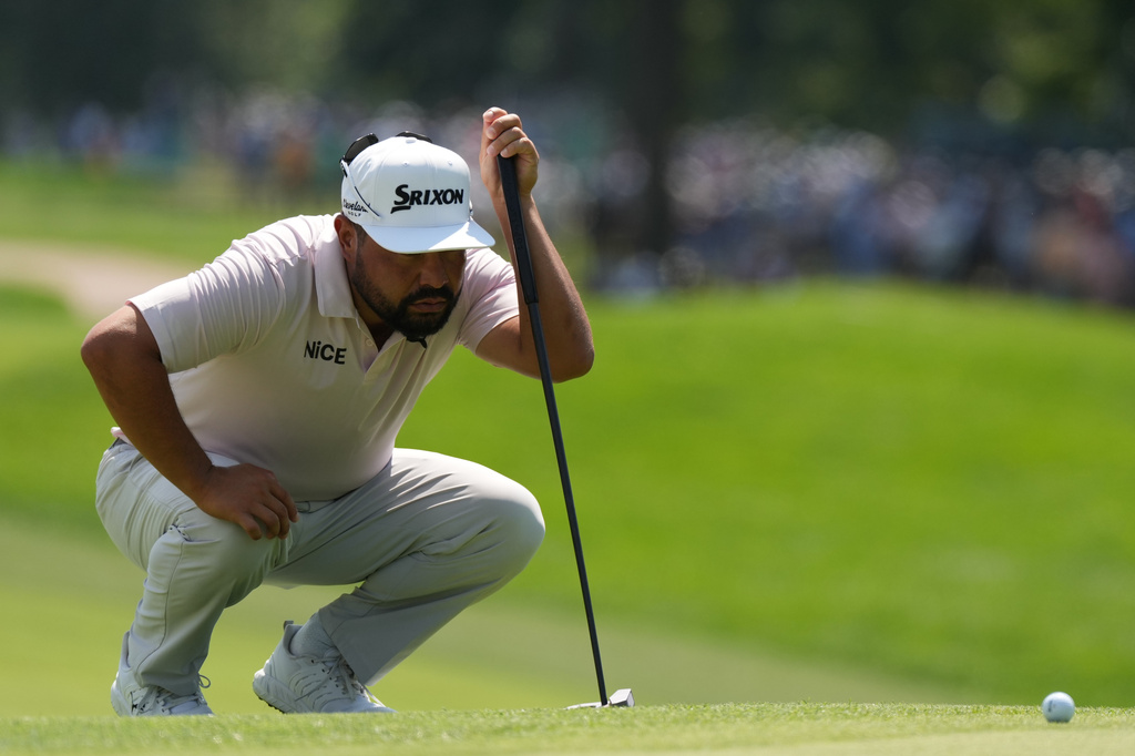 J.J. Spaun lines up his putt on the seventh green during the second round of the BMW Championship golf tournament, Friday, Aug. 21, 2026, in St. Louis. (AP Photo/Jeff Roberson)