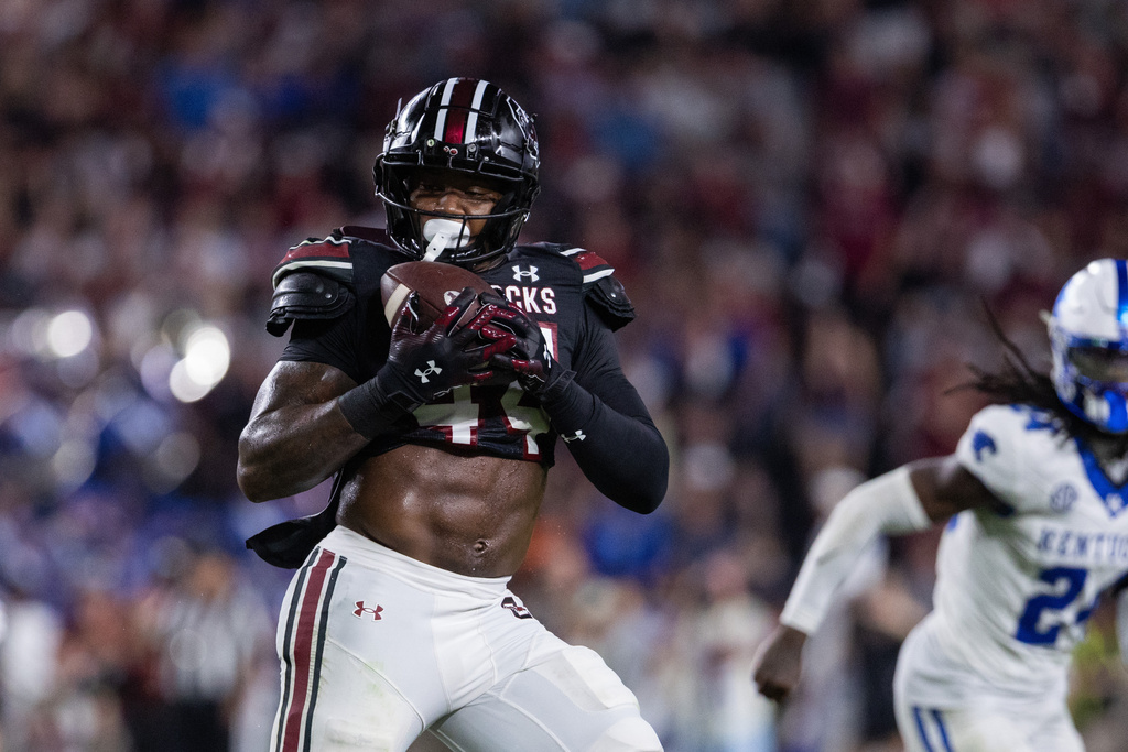 South Carolina tight end Maurice Brown II (44) makes a catch on fourth down against the Kentucky during the second half of an NCAA college football game, Saturday, Sept. 27, 2025, in Columbia, S.C. (AP Photo/Scott Kinser)