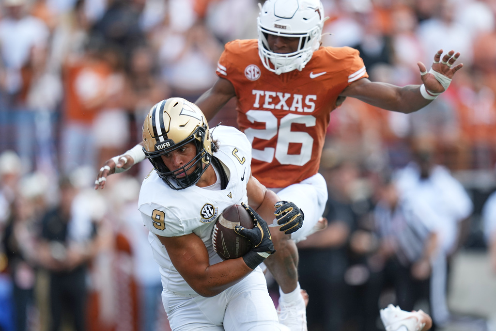 Vanderbilt tight end Eli Stowers (9) runs past Texas linebacker Ty'Anthony Smith (26) for a touchdown during the first half of an NCAA college football game in Austin, Texas, Saturday, Nov. 1, 2025. (AP Photo/Eric Gay)