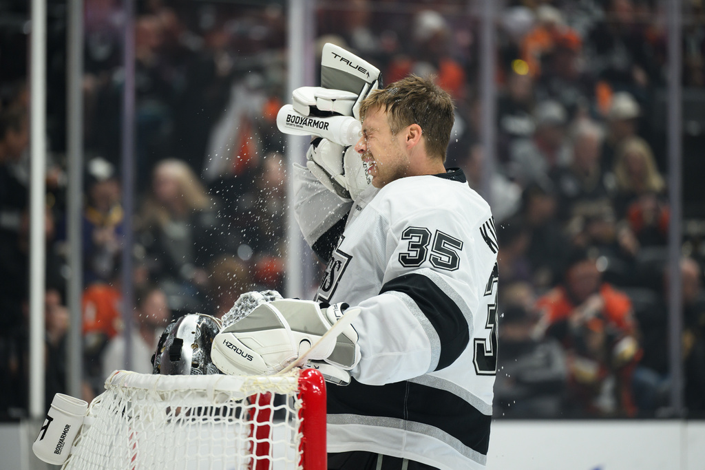 Los Angeles Kings goaltender Darcy Kuemper douses his face during the first period of an NHL hockey game against the Anaheim Ducks, Friday, Nov. 28, 2025, in Anaheim, Calif. (AP Photo/William Liang)