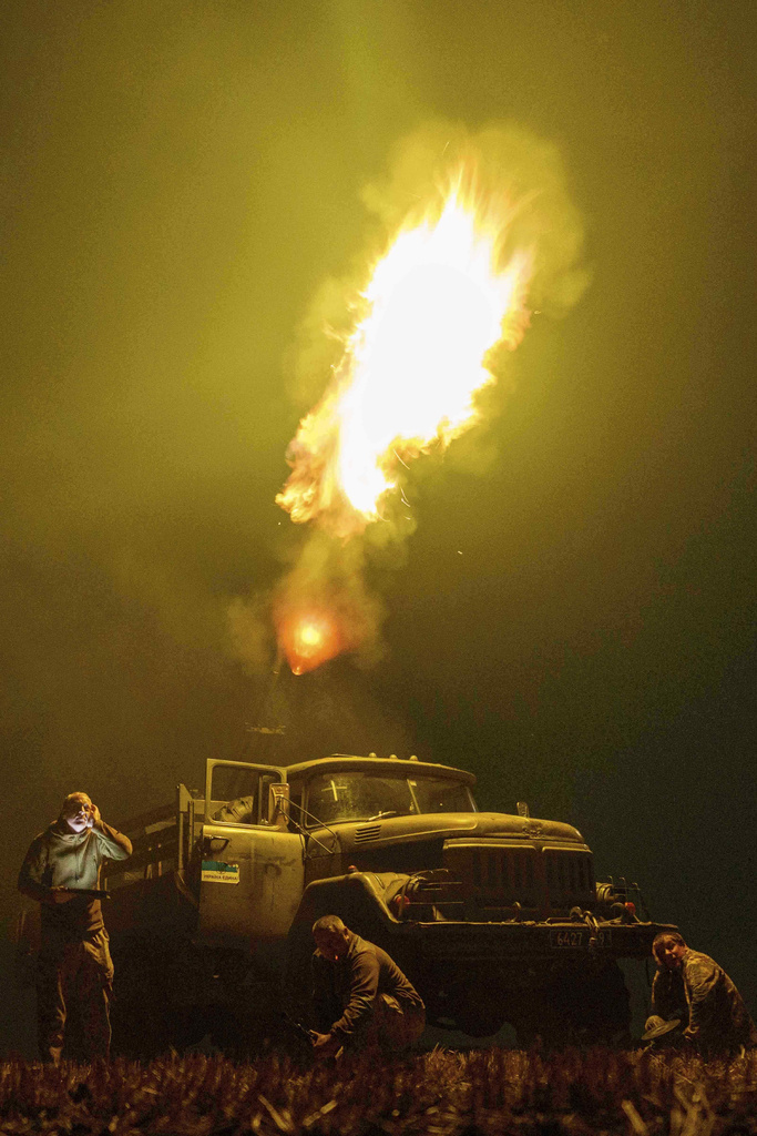 Ukrainian soldiers from air-defence unit of 59th brigade fire at Russian strike drones in Dnipropetrovsk region, Ukraine, Sunday, Aug. 10, 2025. (AP Photo/Evgeniy Maloletka)