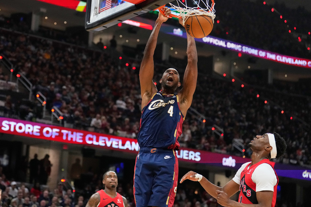 Cleveland Cavaliers center Evan Mobley (4) dunks next to Toronto Raptors guard Ja'kobe Walter, right, in the second half in Game 2 of a first-round NBA basketball playoffs series in Cleveland, Monday, April 20, 2026. (AP Photo/Sue Ogrocki)