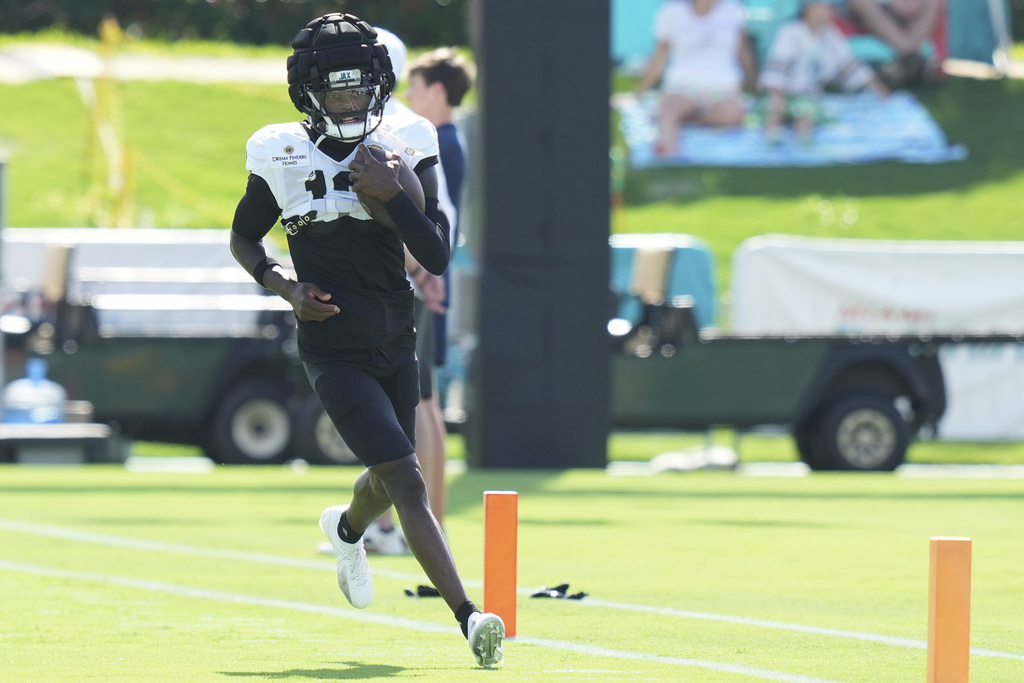Jacksonville Jaguars wide receiver Travis Hunter, second from right, does drills during a joint NFL football practice against the Miami Dolphins, Thursday, Aug. 21, 2025, in Miami Gardens, Fla. (AP Photo/Lynne Sladky)