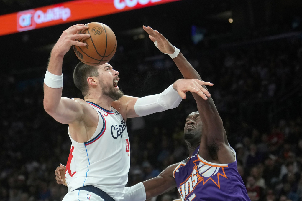 Los Angeles Clippers center Ivica Zubac, left, goes up for a shot against Phoenix Suns center Mark Williams, right, during the second half of an NBA basketball game Sunday, Feb. 1, 2026, in Phoenix. (AP Photo/Ross D. Franklin)
