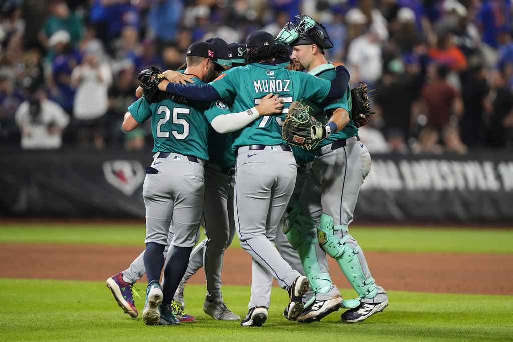 Players of Seattle Mariners celebrate after winning a baseball game against the New York Mets, Friday, Aug. 15, 2025, in New York. (AP Photo/Yuki Iwamura)