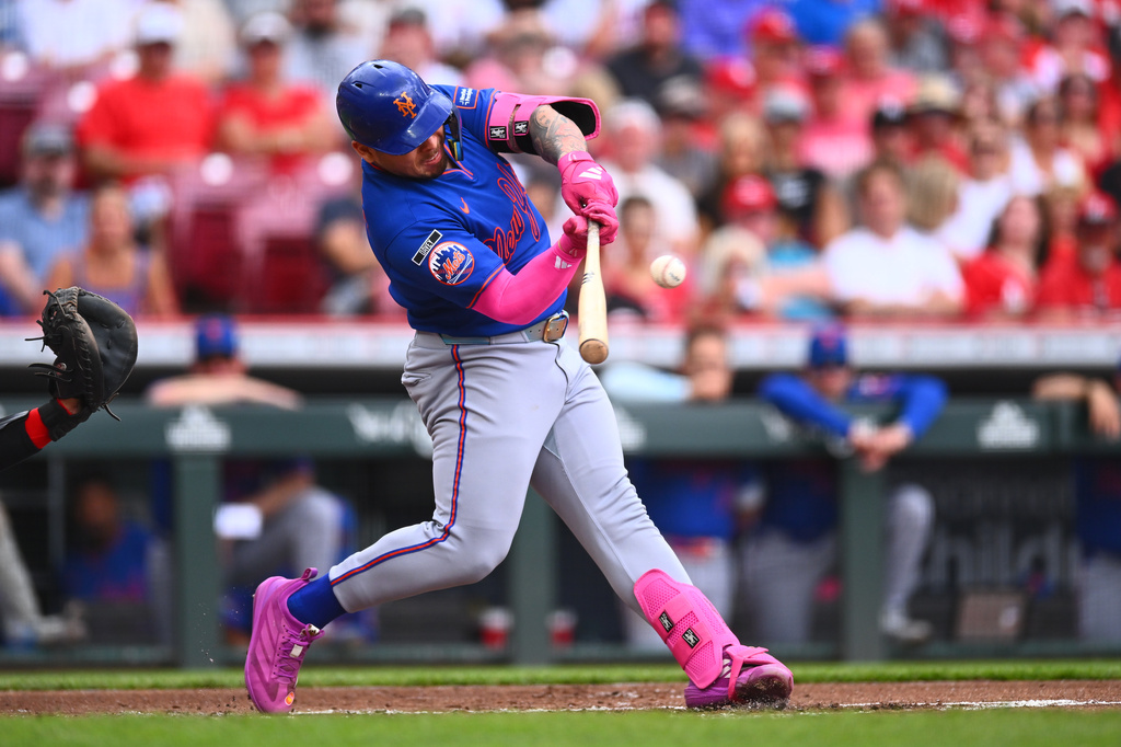 New York Mets' Francisco Alvarez (4) hits a single during the second inning of a baseball game against the Cincinnati Reds in Cincinnati, Wednesday, June 17, 2026. (AP Photo/Ben Jackson)