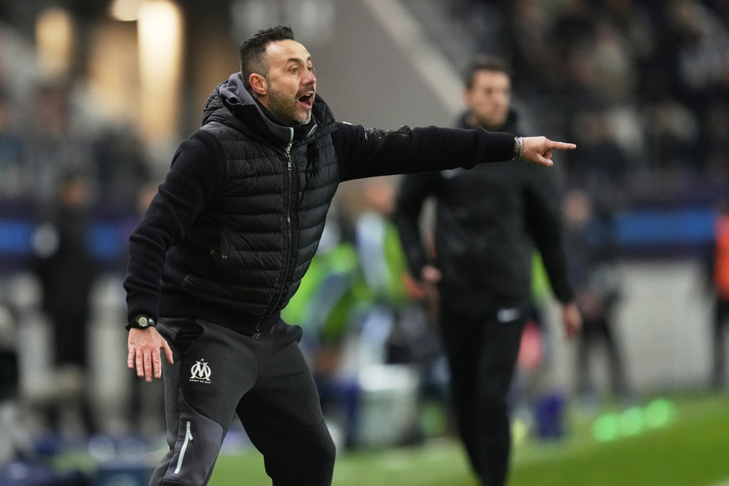 Marseille's head coach Roberto De Zerbi gives instructions during the French League One soccer match between Paris FC and Marseille in Paris, Saturday, Jan. 31, 2026. (AP Photo/Thibault Camus)