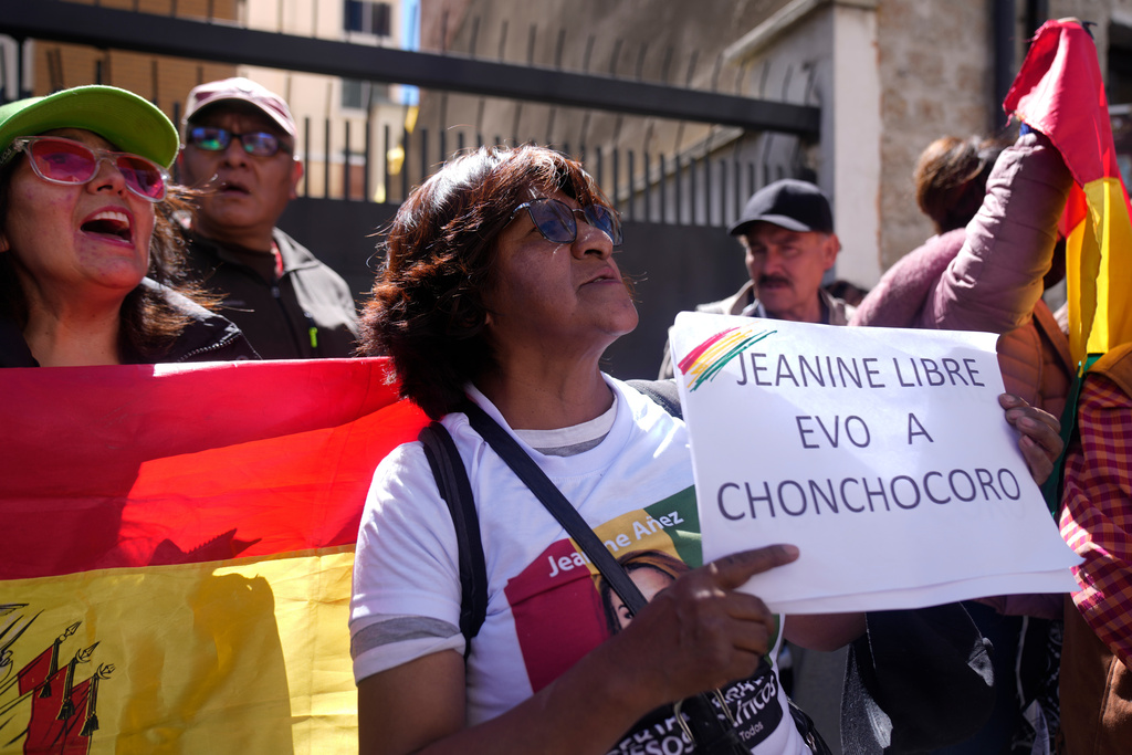 Supporters of former President of Bolivia Jeanine Anez stand outside Miraflores jail where she is being held, after the Supreme Court of Justice annulled her 10-year prison sentence in La Paz, Bolivia, Wednesday, Nov. 5, 2025. (AP Photo/Juan Karita)