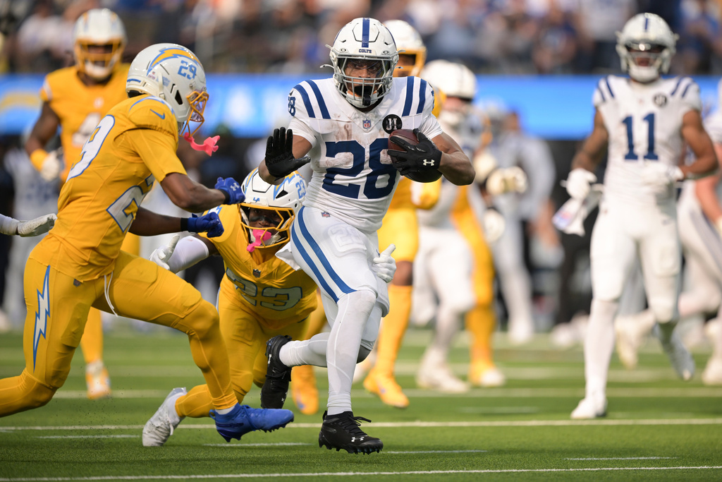 Indianapolis Colts running back Jonathan Taylor (28) runs for a touchdown against the Los Angeles Chargers during the second half of an NFL football game Sunday, Oct. 19, 2025, in Inglewood, Calif. (AP Photo/Carrie Giordano)