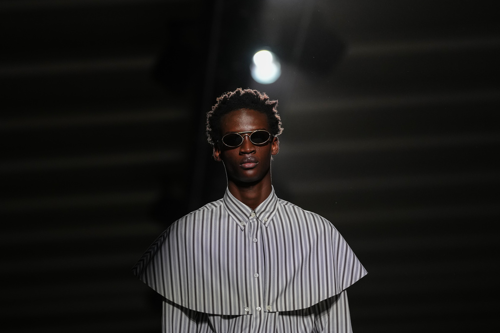 A model wears a creation as part of the Dries Van Noten Fall/Winter 2026-2027 Men's collection presented in Paris, Thursday, Jan. 22, 2026. (AP Photo/Aurelien Morissard)