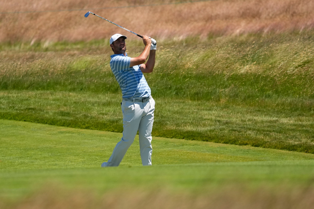 Scottie Scheffler watches his shot on the 13th hole during a practice round for the U.S. Open golf tournament at Shinnecock Hills Golf Club in Southampton, N.Y., Monday, June 15, 2026.(AP Photo/David J. Phillip)