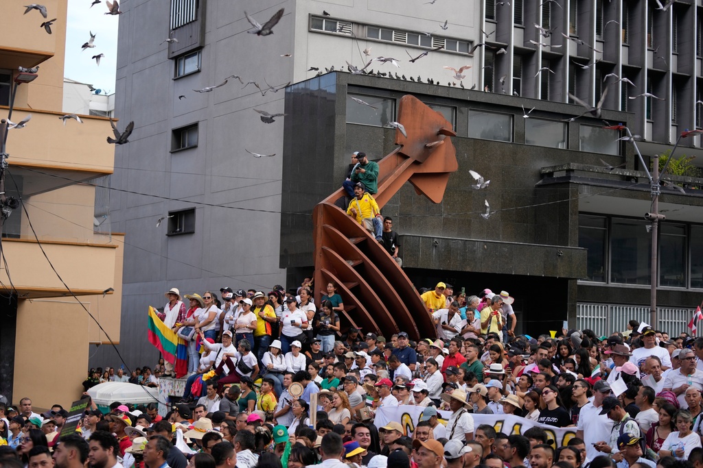 Supporters of President Gustavo Petro attend a rally, ahead of his first appearance since the United States revoked his visa, in Ibague, Colombia, Friday, Oct. 3, 2025. (AP Photo/Fernando Vergara)