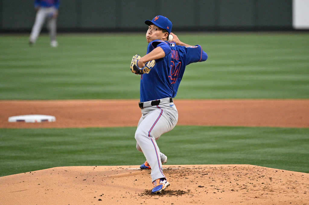 New York Mets starting pitcher Kodai Senga throws in the first inning of a baseball game against the St. Louis Cardinals, Tuesday, March 31, 2026, in St. Louis. (AP Photo/Joe Puetz)