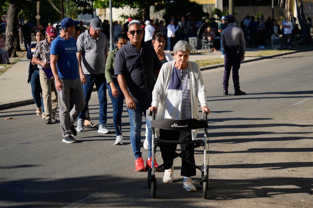 Cubans line up for appointments at the U.S. embassy in Havana, Cuba, Thursday, Jan. 8, 2026. (AP Photo/Ramon Espinosa)