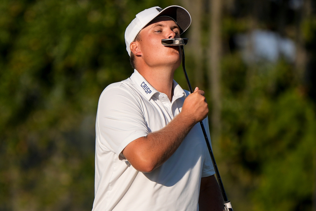 Sami Valimaki celebrates winning on the 18th green during the final round of the RSM Classic golf tournament, Sunday, Nov. 23, 2025, in St. Simons Island, Ga. (AP Photo/Mike Stewart)