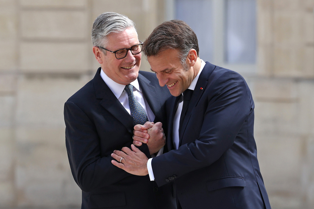 French President Emmanuel Macron, right, greets British Prime Minister Keir Starmer during their meeting at the Elysee Presidential Palace, Paris, April 17, 2026. (Tom Nicholson/Pool Photo via AP)