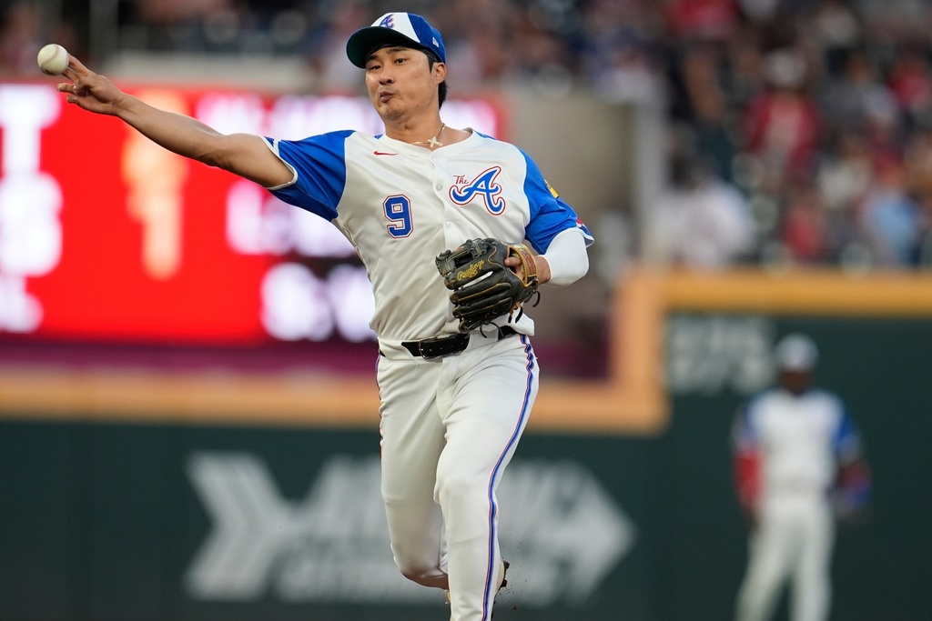 FILE - Atlanta Braves shortstop Ha-Seong Kim fields a ball hit by Pittsburgh Pirates' Oneil Cruz in the first half of a baseball game Sept. 27, 2025, in Atlanta. (AP Photo/Mike Stewart, File)