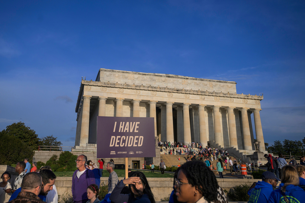 People make their departure following an Easter Sunday sunrise prayer service at the Lincoln Memorial, Sunday, April 5, 2026, in Washington. (AP Photo/Rod Lamkey, Jr.)