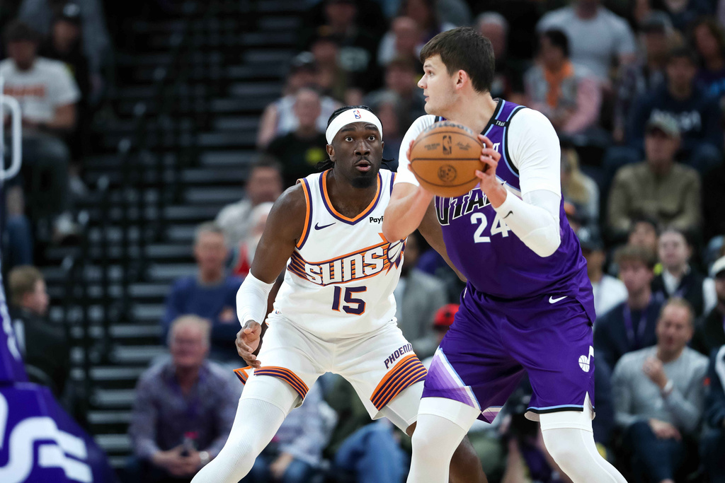 Phoenix Suns center Mark Williams (15) defends against Utah Jazz center Walker Kessler (24) during the first half of an NBA basketball game, Monday, Oct. 27, 2025, in Salt Lake City. (AP Photo/Anna Fuder)