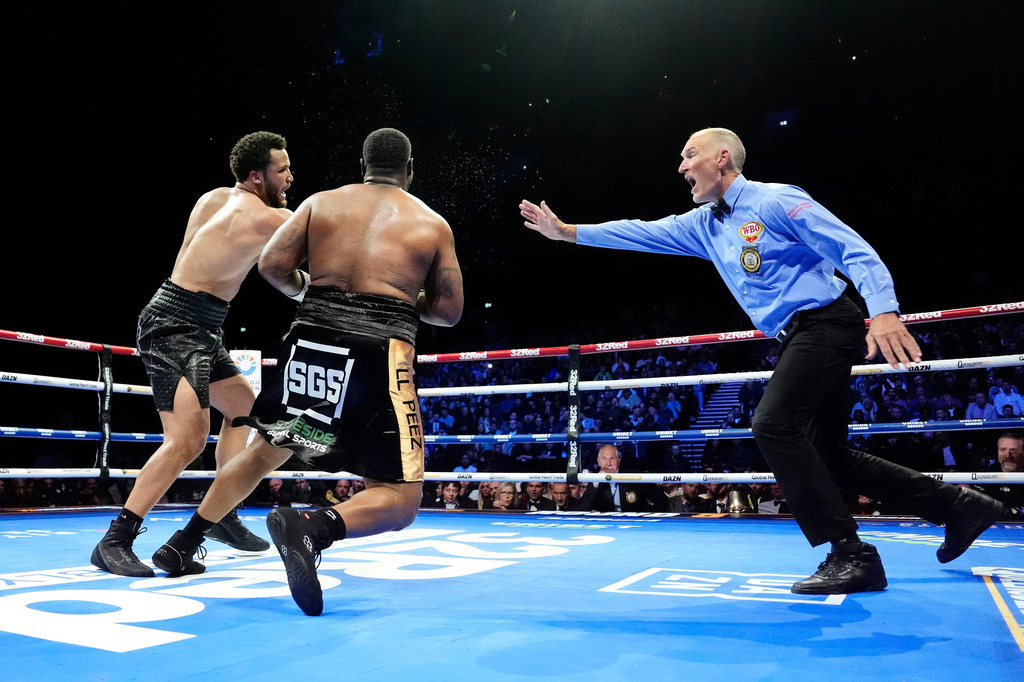 Moses Itauma left, knocks down Jermaine Franklin during a WBA International and WBO Inter-Continental Heavyweight bout against Jermaine Franklin, Saturday, March 28, 2026, in Manchester, England. (Nick Potts/PA via AP)