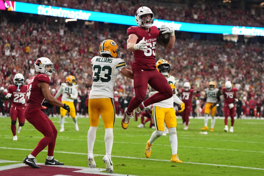 Green Bay Packers' Tucker Kraft reacts after catching a touchdown pass during the second half of an NFL football game against the Green Bay Packers Sunday, Oct. 19, 2025, in Glendale, Ariz. (AP Photo/Rick Scuteri)
