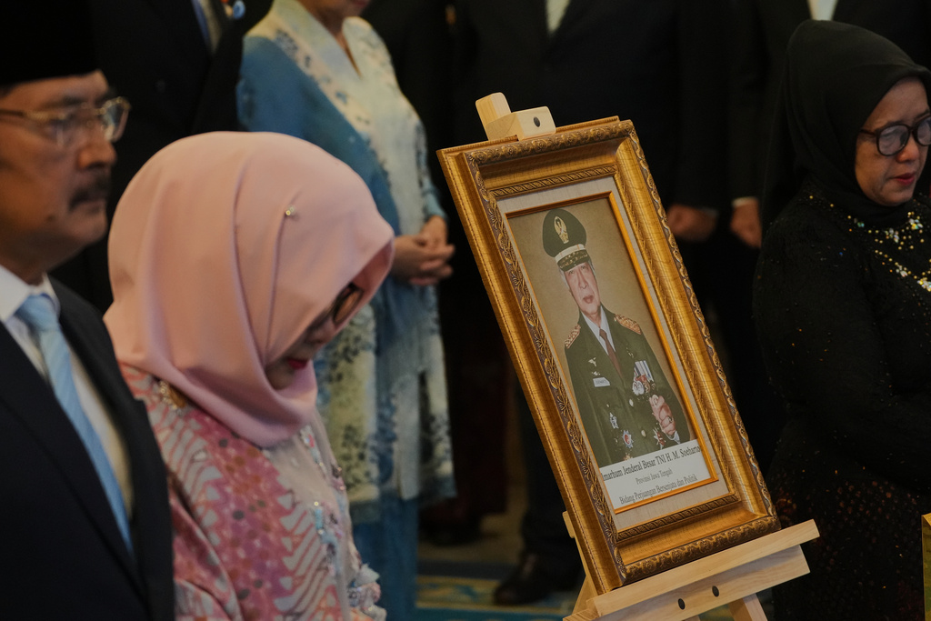 A portrait of the late President Suharto is displayed during a ceremony awarding national hero title to ten figures including the former strongman, at the State Palace in Jakarta, Indonesia, Monday, Nov. 10, 2025. (AP Photo/Achmad Ibrahim)