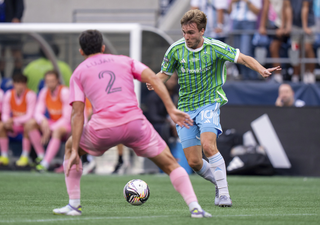 Seattle Sounders forward Pedro de la Vega, right, dribbles against Inter Miami defender Gonzalo Lujan, left, during the first half of the Leagues Cup final soccer match, Sunday, Aug. 31, 2025, in Seattle. (AP Photo/Stephen Brashear)