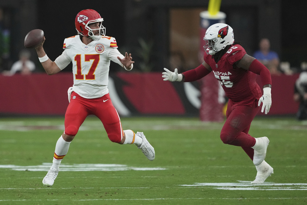 Kansas City Chiefs quarterback Gardner Minshew (17) looks to throw under pressure from Arizona Cardinals defensive tackle Dante Stills (55) during the first half of an NFL preseason football game, Saturday, Aug. 9, 2025, in Glendale. (AP Photo/Rick Scuteri)