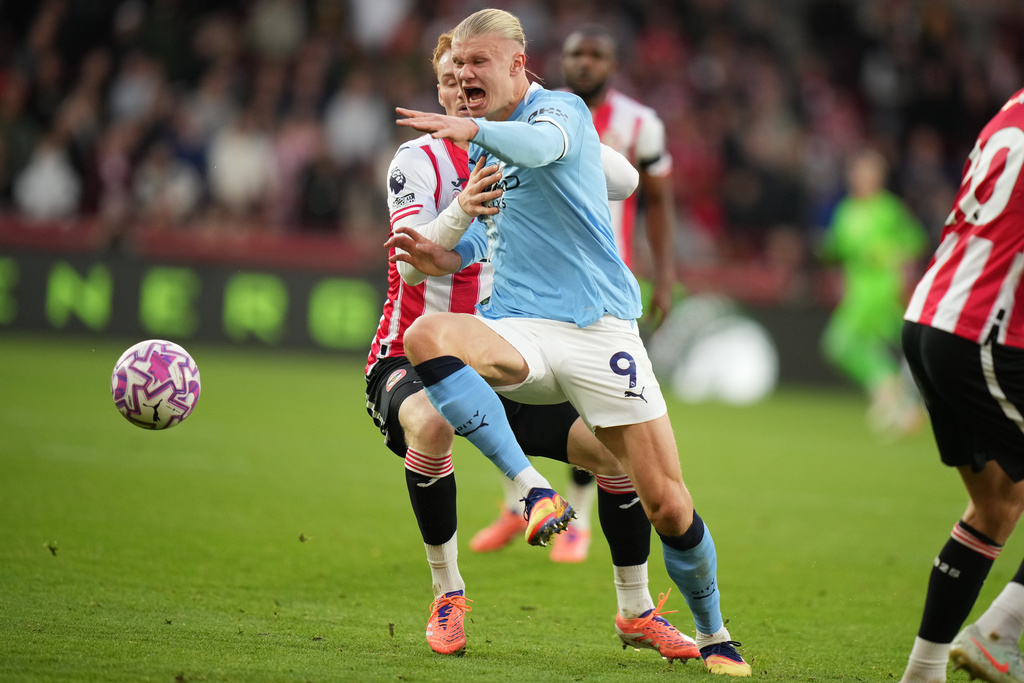 Brentford's Sepp van den Berg holds Manchester City's Erling Haaland during the English Premier League soccer match between Brentford and Manchester City in London Sunday, Oct. 5, 2025. (AP Photo/Alastair Grant)