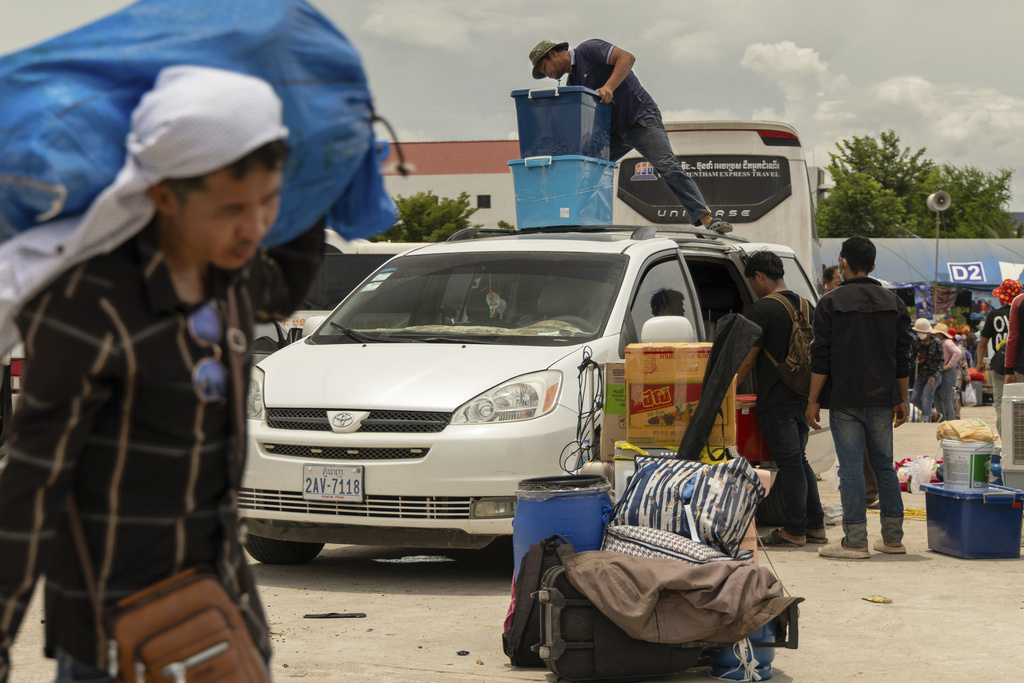 Migrant workers re-enter Cambodia through the Daung International Border Check Point between Cambodia and Thailand, in in Kamrieng, on Wednesday, Aug. 6, 2025. (AP Photo/Anton L. Delgado)