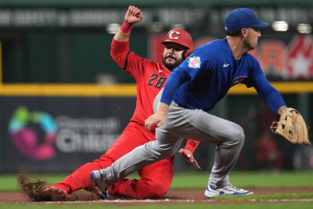 Cincinnati Reds' Eugenio Suarez advances to third base on a single by JJ Bleday, not pictured, during the fifth inning of a baseball game against the Chicago Cubs, Saturday, Sept. 19, 2026, in Cincinnati. (AP Photo/Kareem Elgazzar)