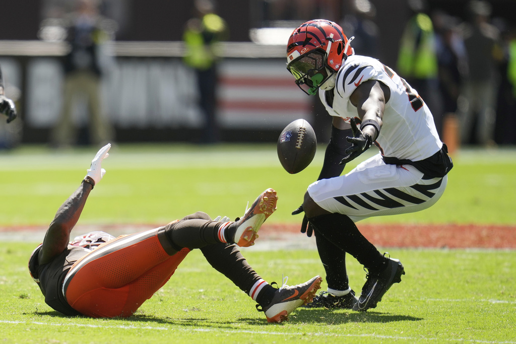 Cincinnati Bengals safety Jordan Battle, right, intercepts a pass intended for Cleveland Browns wide receiver Jerry Jeudy during the second half of an NFL football game Sunday, Sept. 7, 2025, in Cleveland. (AP Photo/Sue Ogrocki)
