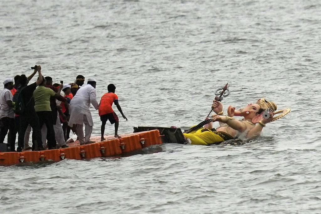 Idols of elephant-headed Hindu god Ganesha is immersed at Arabian Sea on the final day of the ten-day long Ganesh Chaturthi festival in Mumbai, India, Saturday, Sept. 6, 2025. (AP Photo/Rajanish Kakade)