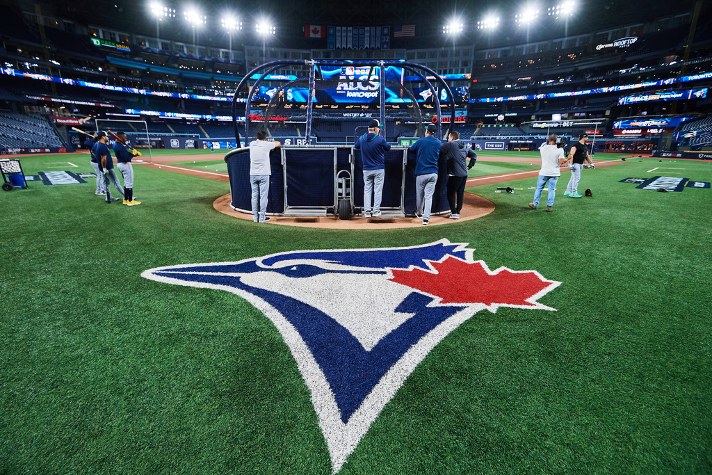 The Seattle Mariners gather around the cage during batting practice, Saturday, Oct. 18, 2025, in Toronto, ahead of Sunday's Game 6 in baseball's American League Championship Series against the Toronto Blue Jays. (Sammy Kogan/The Canadian Press via AP)