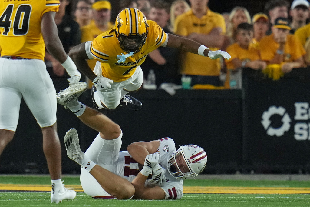 Massachusetts tight end Max Dowling (11) catches a pass as Missouri safety Marvin Burks Jr., top, defends during the first half of an NCAA college football game Saturday, Sept. 27, 2025, in Columbia, Mo. (AP Photo/Jeff Roberson)