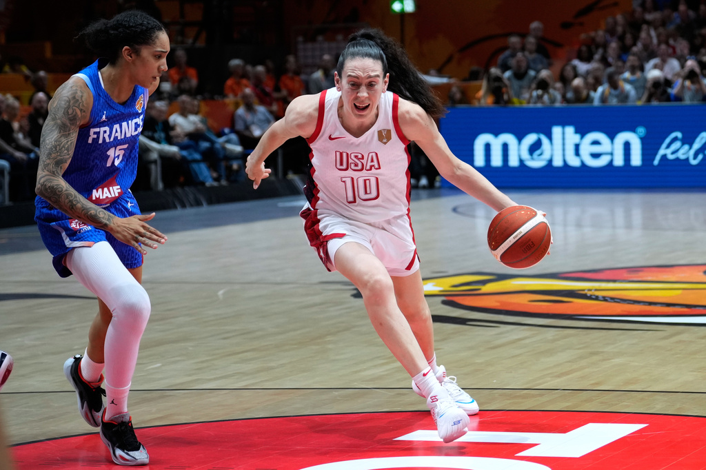France's Gabby Williams guards Breanna Stewart, of the United States, during the Women's Basketball World Cup final match between the United States and France in Berlin, Sunday, Sept. 13, 2026. (AP Photo/Ebrahim Noroozi)