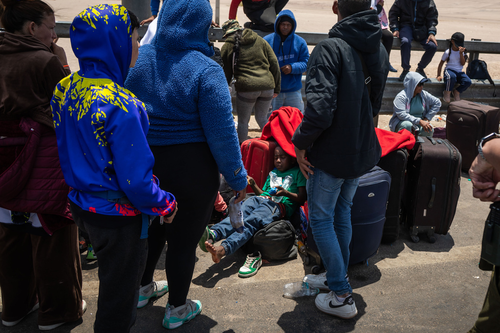 Migrants, mostly from venezuela, wait to cross into Peru at the Chacalluta border crossing point in Arica, Chile, Friday, Nov. 28, 2025. (AP Photo/Ibar Silva)