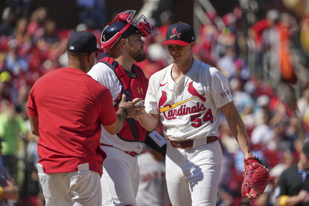 St. Louis Cardinals starting pitcher Sonny Gray (54) is removed by manager Oliver Marmol as catcher Pedro Pages, center, stands by during the sixth inning of a baseball game against the San Francisco Giants Sunday, Sept. 7, 2025, in St. Louis. (AP Photo/Jeff Roberson)