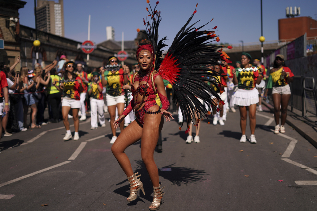 Revellers take part in the parade during the Notting Hill Carnival in London, Monday, Aug. 25, 2025, Europe's biggest street party and one of the largest carnivals in the world.(AP Photo/Alberto Pezzali)